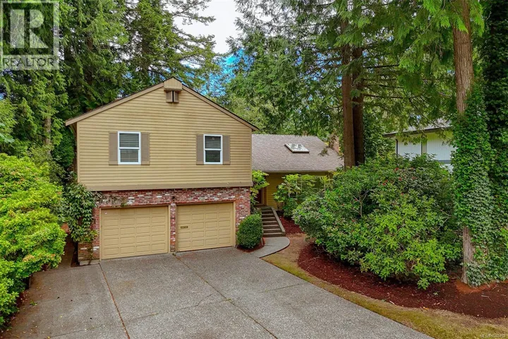 1005 Kentwood Pl, Saanich, British Columbia V8Y2R2