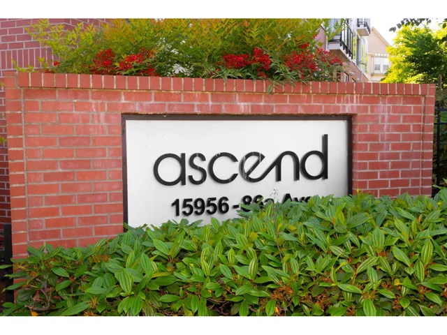 304 15956 86A AVENUE, Surrey, British Columbia V4N6N8