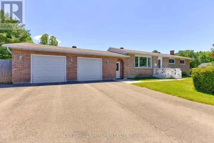 17 MAPLE AVENUE, Petawawa, Ontario K8H2Y4