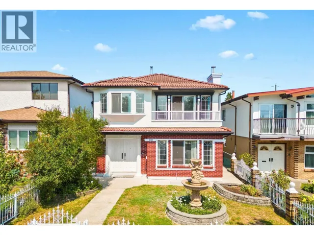 3153 PARKER STREET, Vancouver, British Columbia V5K2V4