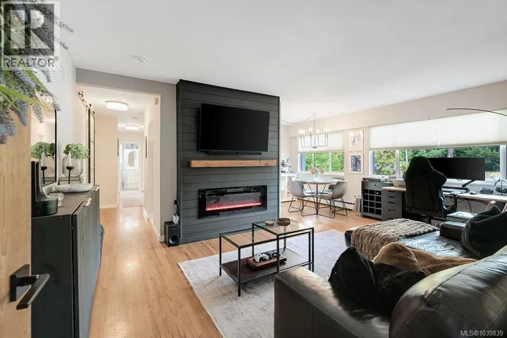 426 Burnside Rd W, Saanich, British Columbia V3N1H1