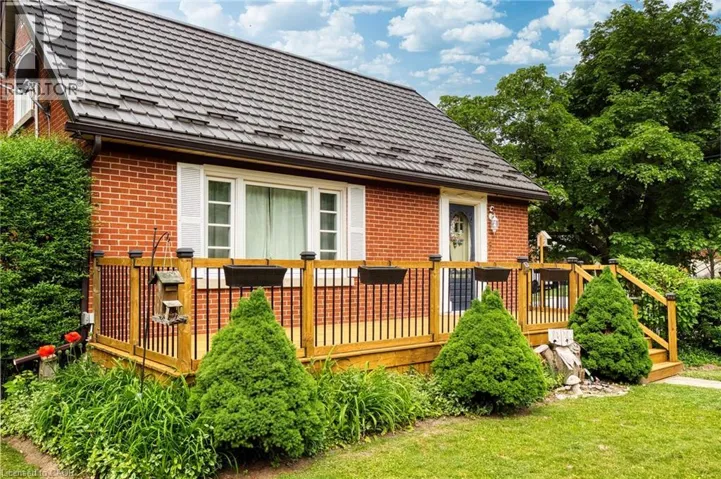 5 BRENTWOOD Avenue, Kitchener, Ontario N2H2C4