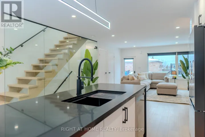 16 HABIBI LANE, Toronto (Corso Italia-Davenport), Ontario M6E1N1