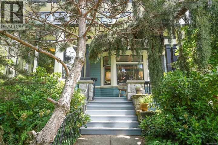 1377 Rockland Ave, Victoria, British Columbia V8S1V7