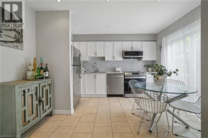 39 PINEWOODS Drive Unit# 35, Stoney Creek, Ontario L8J3Z4