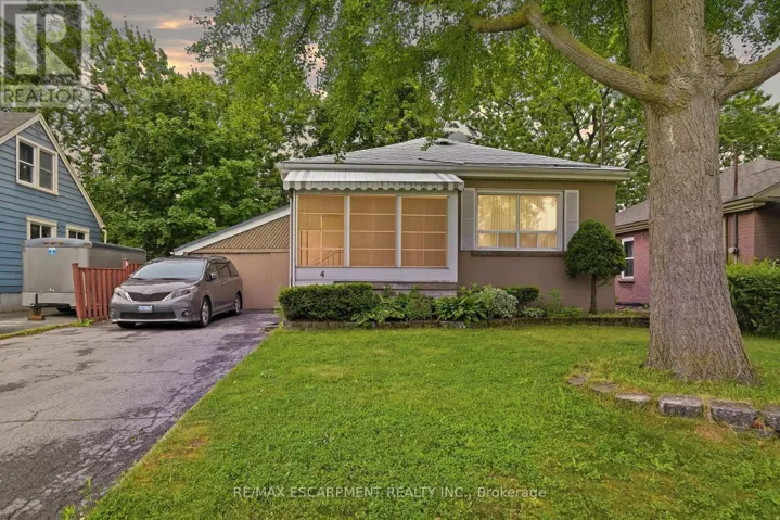 4 DUNCOMBE DRIVE, Hamilton (Hill Park), Ontario L9A2E8