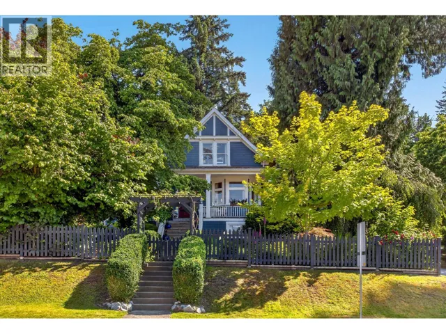 2201 ST GEORGE STREET, Port Moody, British Columbia V3H2G1