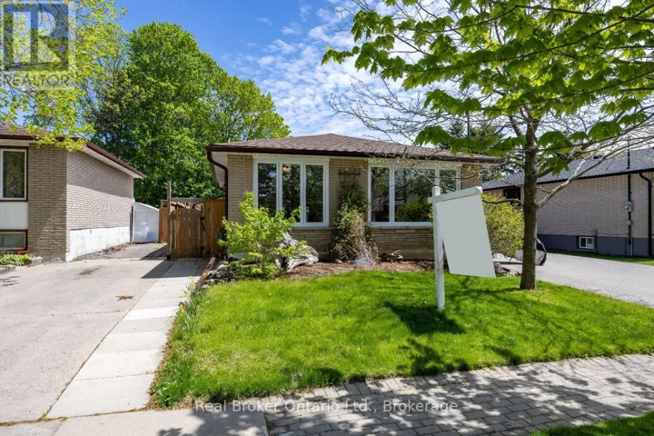 17 STRIKE AVENUE, Clarington (Bowmanville), Ontario L1C1K2