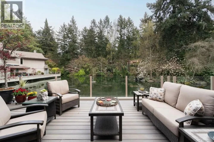 3 1040 Pondwood Lane, Saanich, British Columbia V8X4S6
