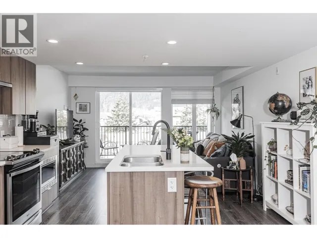 307 1365 PEMBERTON AVENUE, Squamish, British Columbia V8B1B7