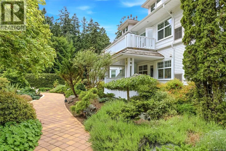 105 292 Crescent Rd E, Qualicum Beach, British Columbia V9K0A5