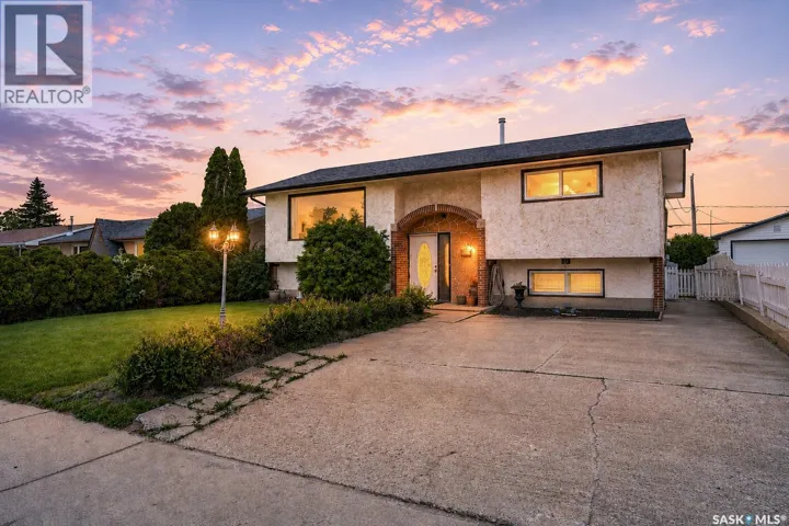 1319 Stadacona STREET W, Moose Jaw, Saskatchewan S6H6M9