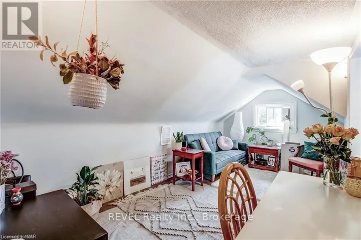 UPPER - 5 LINWOOD STREET, St. Catharines (Downtown), Ontario L2R1H2