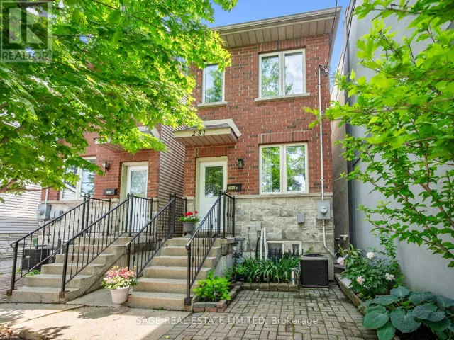 251A CHISHOLM AVENUE, Toronto (Woodbine-Lumsden), Ontario M4C4W5