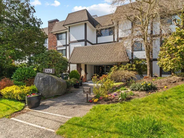 302 1379 MERKLIN STREET, White Rock, British Columbia V4B4C2