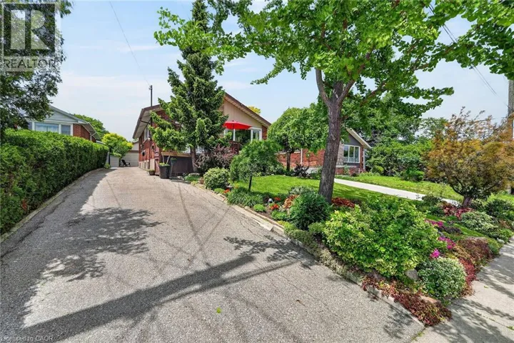 10 HELGA Court, Hamilton, Ontario L8V3K2