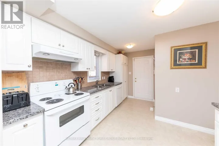 22 CASHEL COURT, Aurora (Aurora Highlands), Ontario L4G6R8