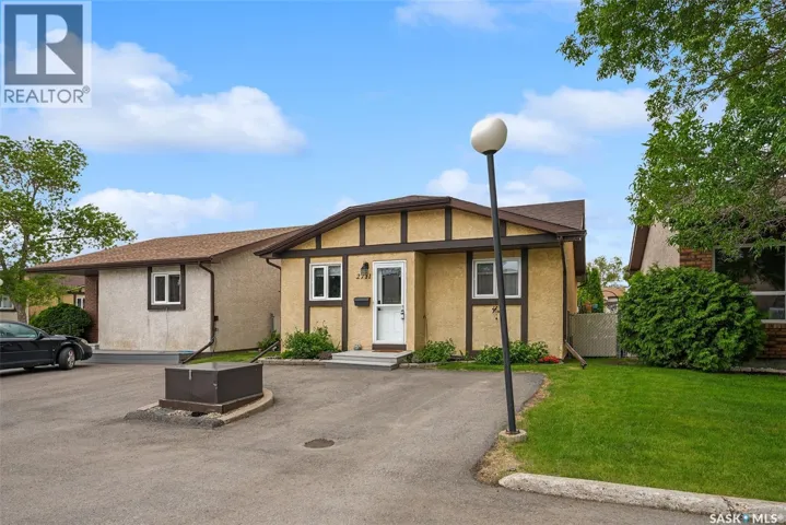 2711 Meadow LANE E, Regina, Saskatchewan S4V1L7