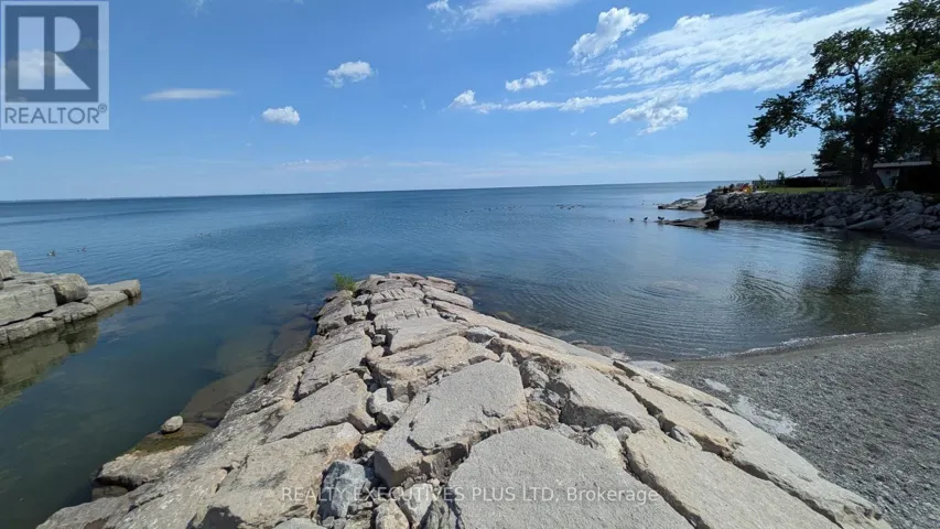 36 LAKEVIEW DRIVE, Hamilton (Lakeshore), Ontario L8E4X2