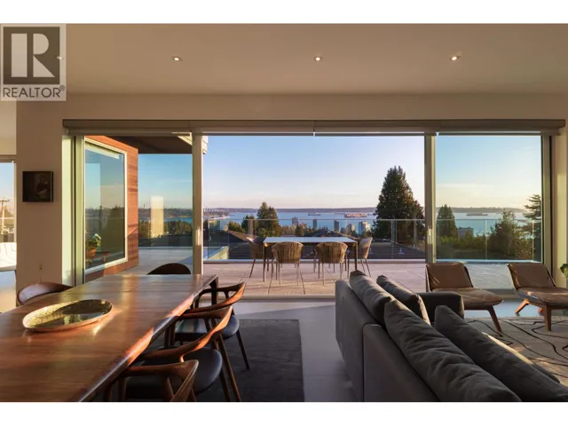 1715 22ND STREET, West Vancouver, British Columbia V7V4E4
