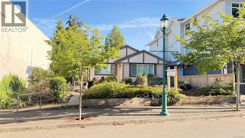 208 First Ave W, Qualicum Beach, British Columbia V9K2P7