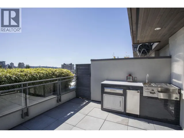 300 2432 HAYWOOD AVENUE, West Vancouver, British Columbia V7V1Y1