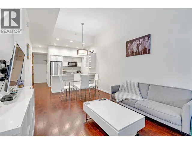 102 REGIMENT SQUARE, Vancouver, British Columbia V6B1W1