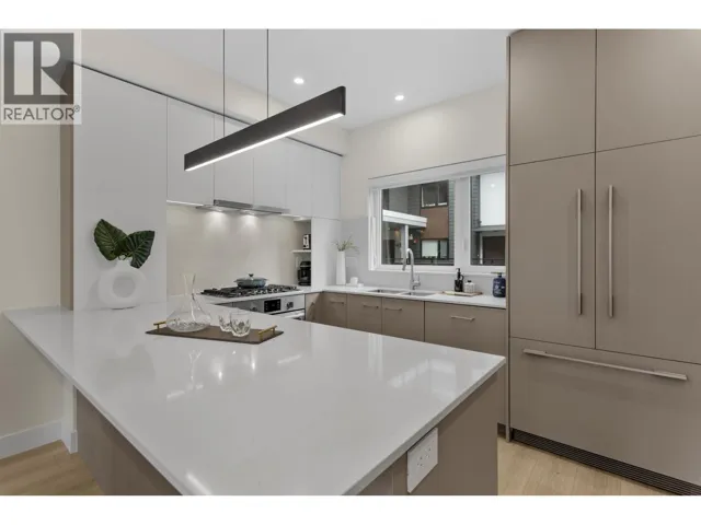 312 342 MOUNTAIN HIGHWAY, North Vancouver, British Columbia V7J2K8