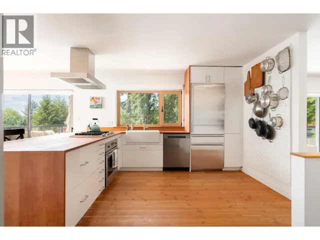 1569 WHITESAILS DRIVE, Bowen Island, British Columbia V0N1G2