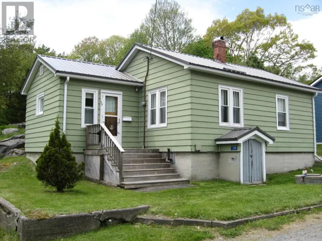 19 Poplar Street, Brooklyn, Nova Scotia B0J1H0