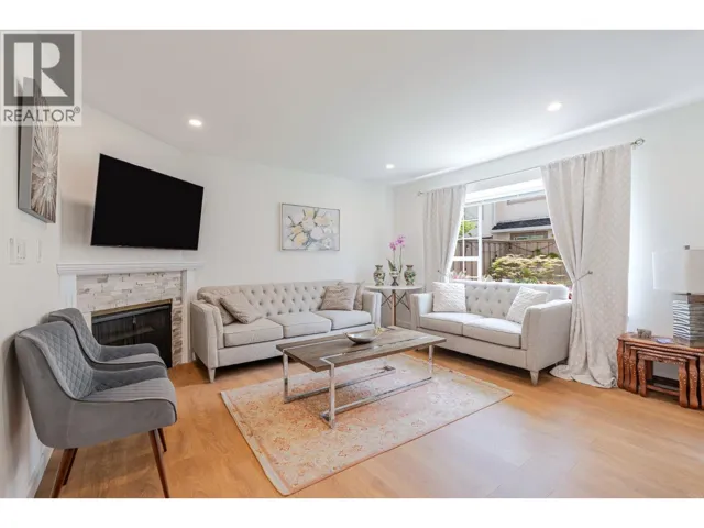 16 901 W 17TH STREET, North Vancouver, British Columbia V7P1V8