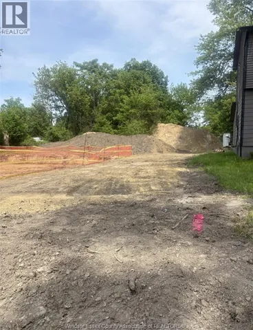 4637 MALDEN ROAD, Windsor, Ontario N9E3T4