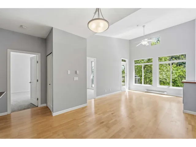 421 15385 101A AVENUE, Surrey, British Columbia V3R0B4