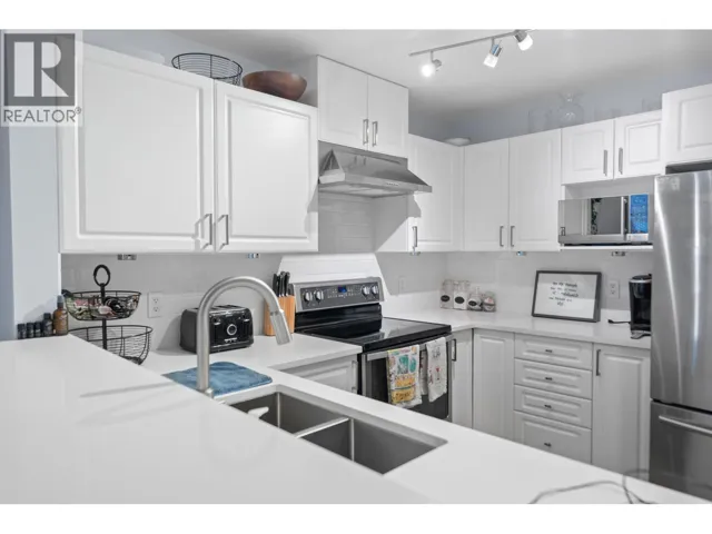304 137 W 17TH STREET, North Vancouver, British Columbia V7M1V5