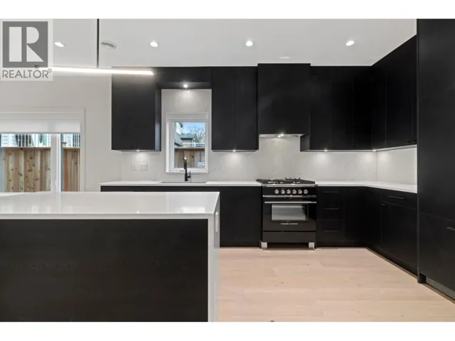 1 2539 GRANT AVENUE, Vancouver, British Columbia V5K3G6