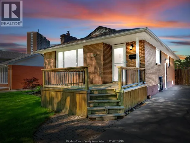 372 CARLING CRESCENT, Windsor, Ontario N8S3X8