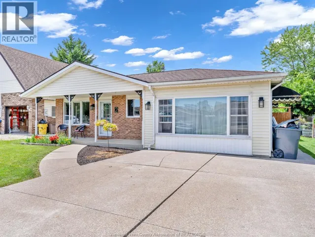 2 EARL COURT, Essex, Ontario N8M3E1