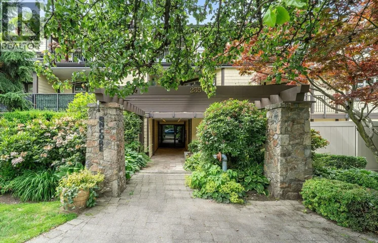301 235 W 4TH STREET, North Vancouver, British Columbia V7M1H8