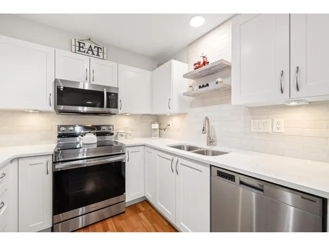 403 15621 MARINE DRIVE, White Rock, British Columbia V4B1E1