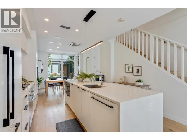 125 649 E 3RD STREET, North Vancouver, British Columbia V7L1G6