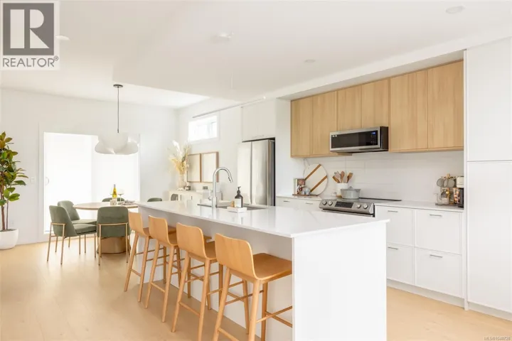 TH10 3450 Whittier Ave, Saanich, British Columbia V8Z3R2