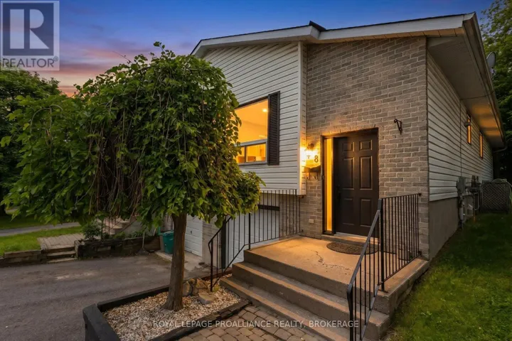 8 TRILLIUM COURT, Kingston (Rideau), Ontario K7K6W9