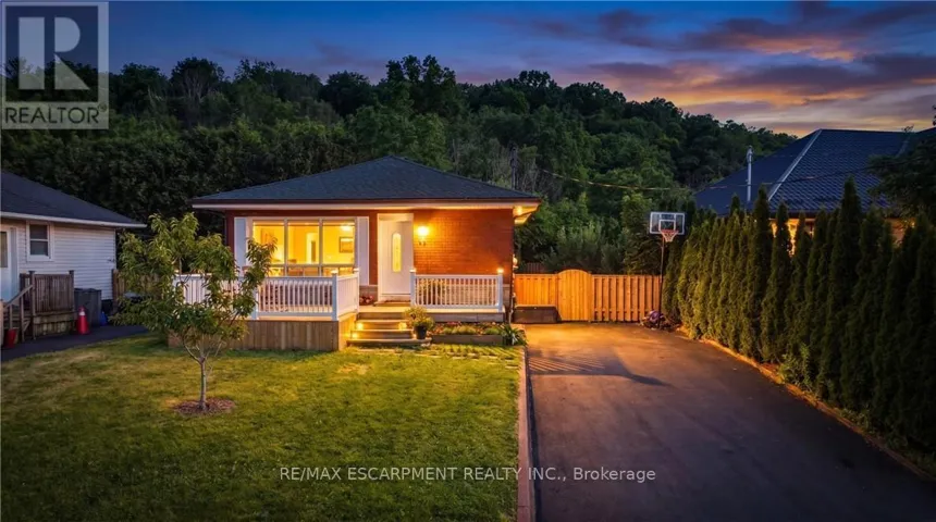 17 ALBA STREET, Hamilton (Stoney Creek), Ontario L8G1N9