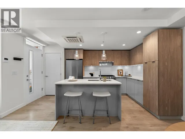 TH3 108 E 8TH STREET, North Vancouver, British Columbia V7L1Y9