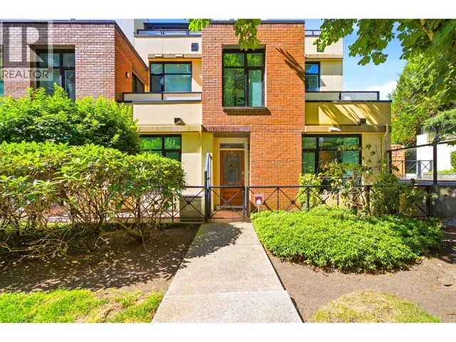 114 8 RENAISSANCE SQUARE, New Westminster, British Columbia V3M7A9