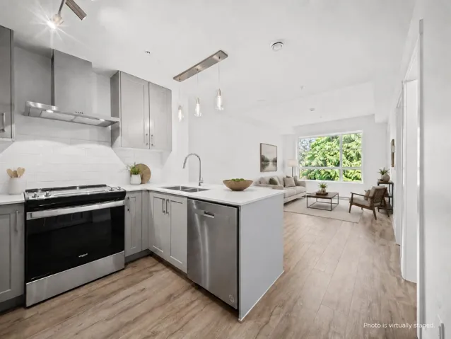 306 6338 KING GEORGE BOULEVARD, Surrey, British Columbia V3X1E9