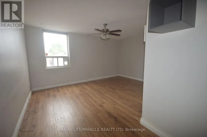 UPPER #1 - 64 HOLLAND STREET W, Bradford West Gwillimbury (Bradford), Ontario L3Z1R8