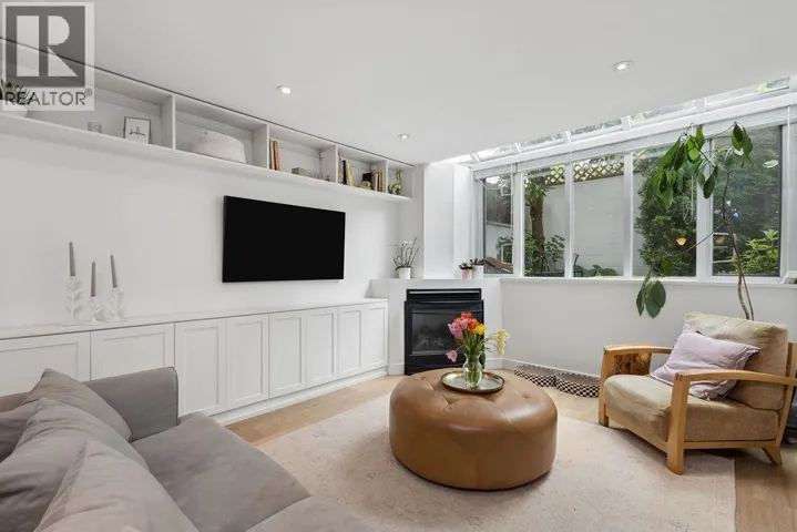1949 W 8TH AVENUE, Vancouver, British Columbia V6J1W2