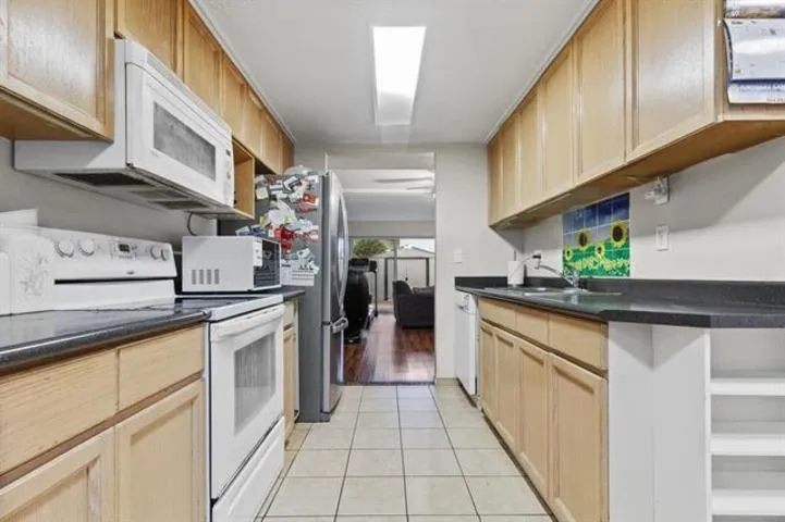 223 7453 140 STREET, Surrey, British Columbia V3W6G5