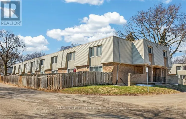 182 - 17 OLD PINE TRAIL, St. Catharines (Carlton/Bunting), Ontario L2M6P9